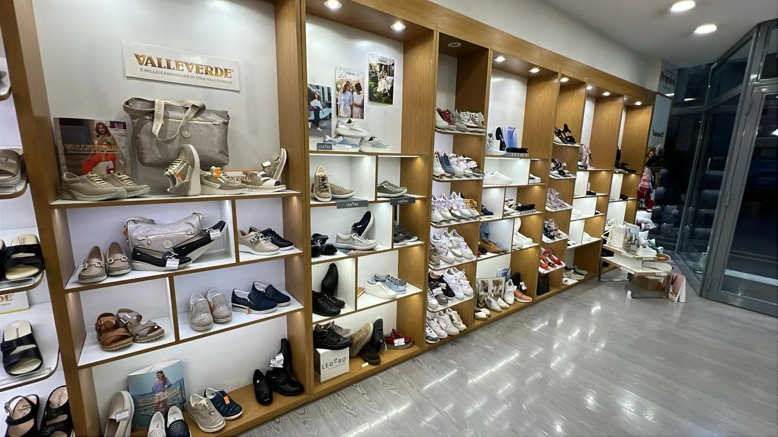 vetrina-negozio-roberto-calzature-genzano